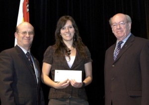 De gauche à droite: M. Robert W. Mantha, doyen de la Faculté, Mme Daphnée Le Corre-Laliberté, récipiendaire dune des bourses et M. Lucien Bergeron, Institut d'assurance.